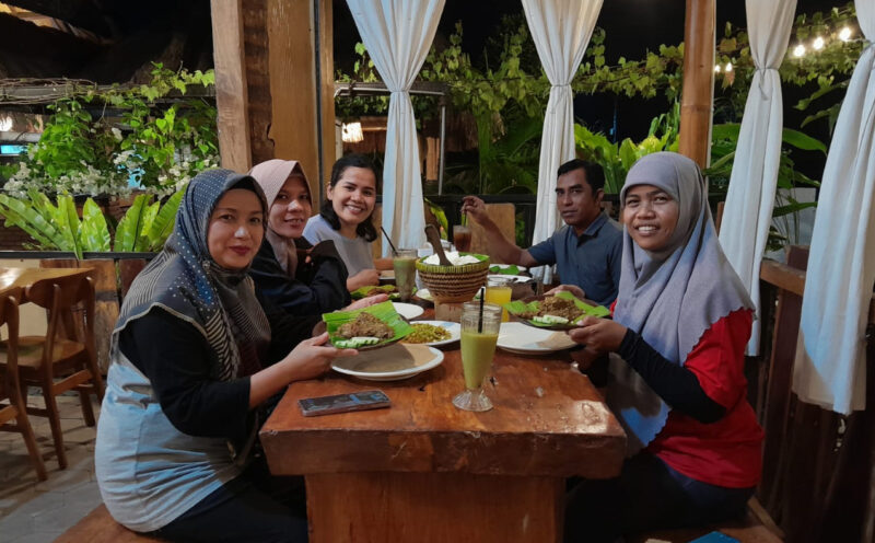 makan malam di resto parikoro ende