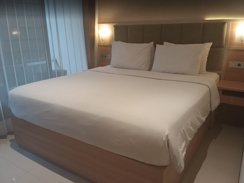 kamar hotel riverside homestay bondowoso