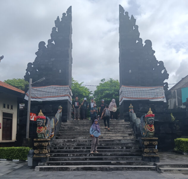 gerbang pura tanah lot