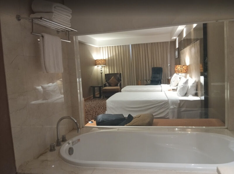 bath up wyndam hotel surabaya