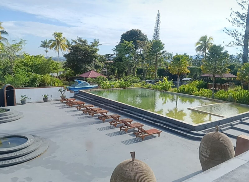 kolam pemandian air panas