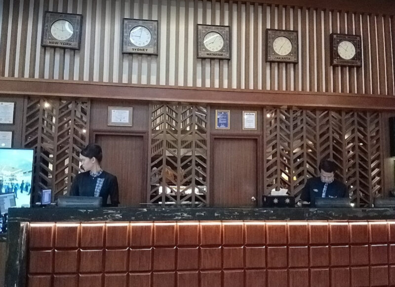 meja resepsionis lombok raya hotel