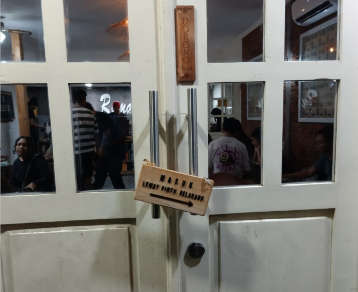 pnti depan rumah momo