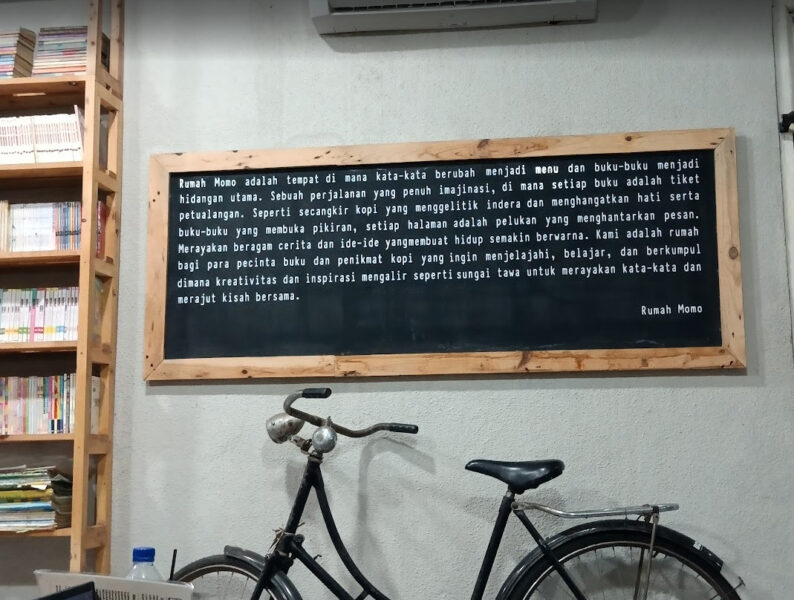 papan informasi tentang rumah momo