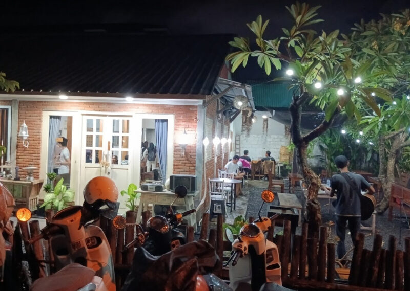 suasana malam rumah momo denpasar