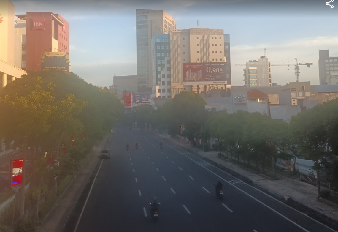 jalanan kota surabaya